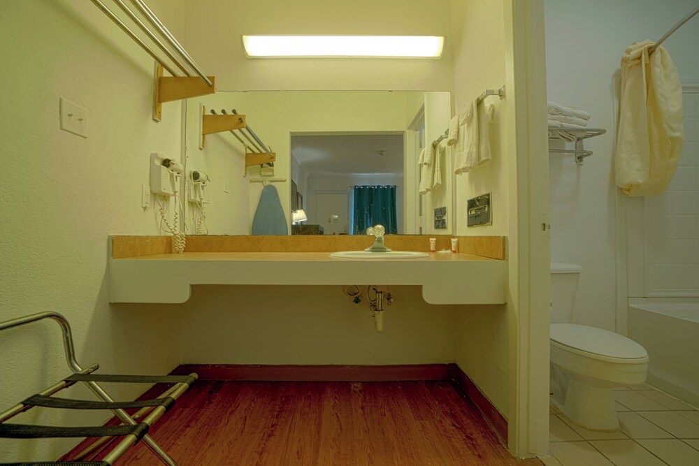 Room, 2 Queen Beds - Photo 8