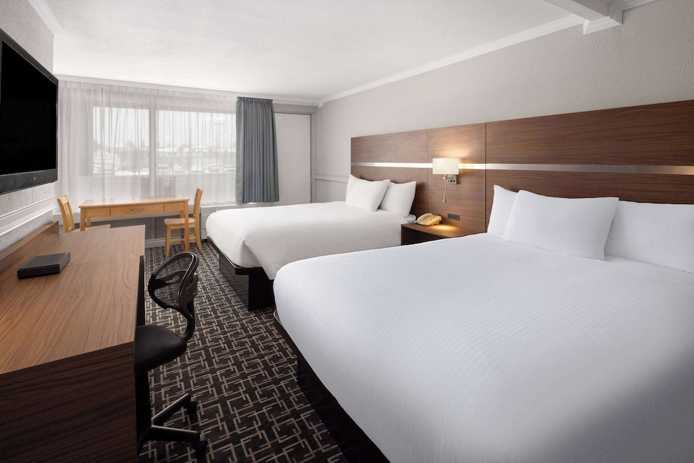Room, Non Smoking (1 King & 1 Queen Bed) - Photo 1