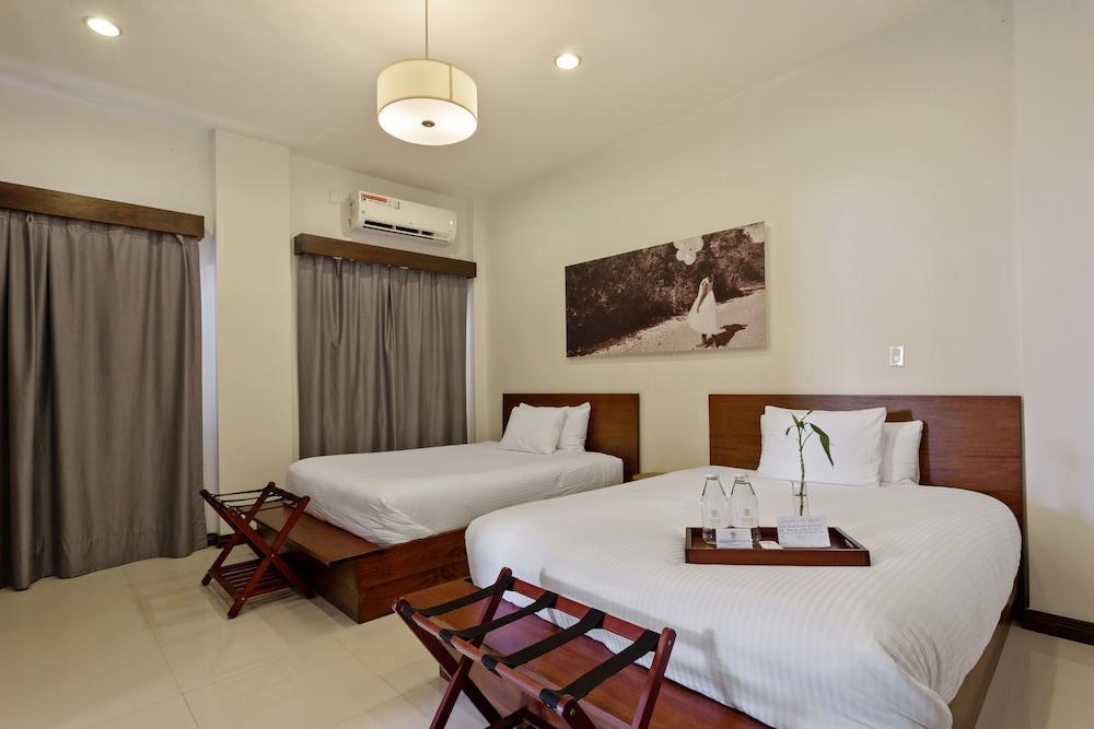 Luxury Suite, 1 Bedroom, 2 Queen Beds, Kitchenette