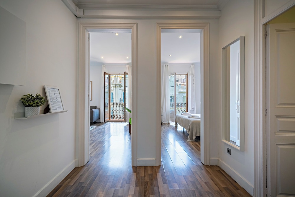 Classic Apartment, Balcony, City View photo 2
