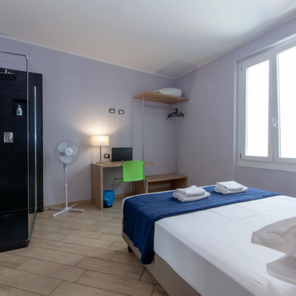 Economy Double Room, 1 Double Bed, Private Bathroom photo 2