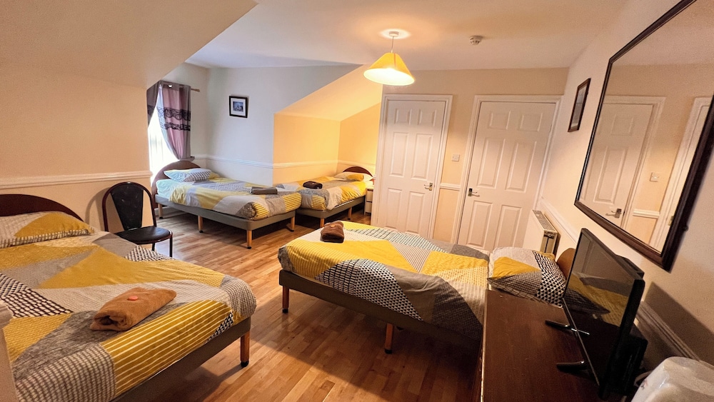 Family Room, Private Bathroom (Sleeps 4) photo 3