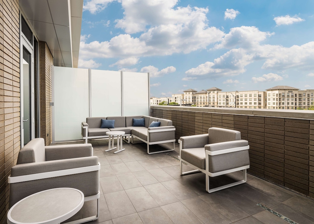 Suite, 1 King Bed, Accessible, Balcony (Mobility /Hearing, Roll-in Shower) - Photo 1