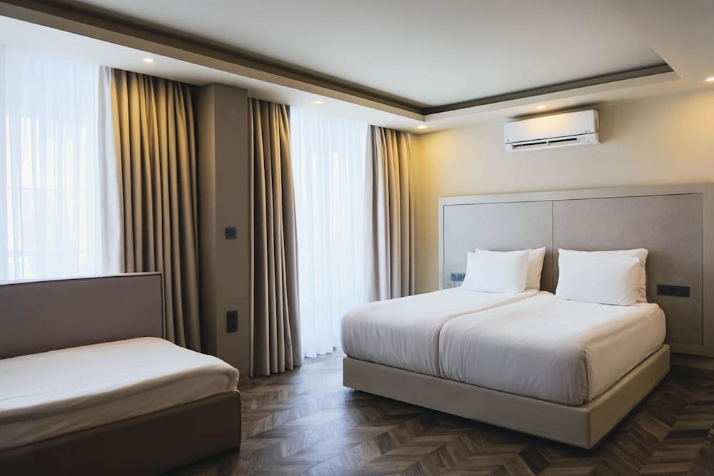 Double or Twin Room with Sea View thumbnail 6