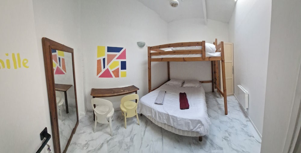 Chambre Quadruple Économique sans fenêtre (Vanille)