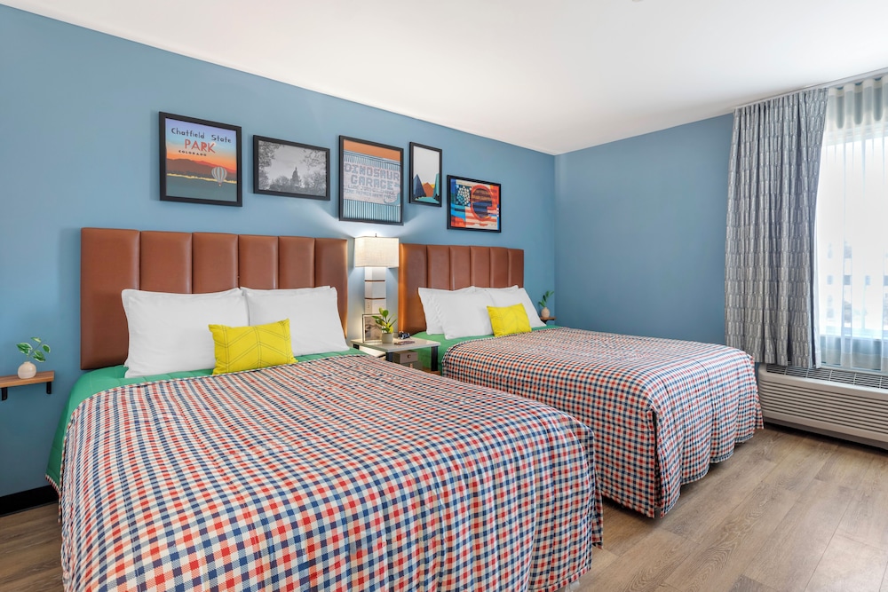 Standard Studio Suite, 2 Queen Beds, Roll-in Shower
