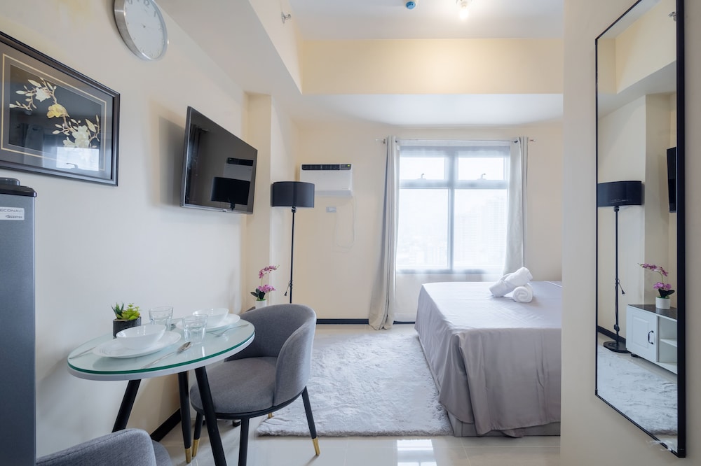 Superior Suite, 1 Queen Bed, Pool Access, City View