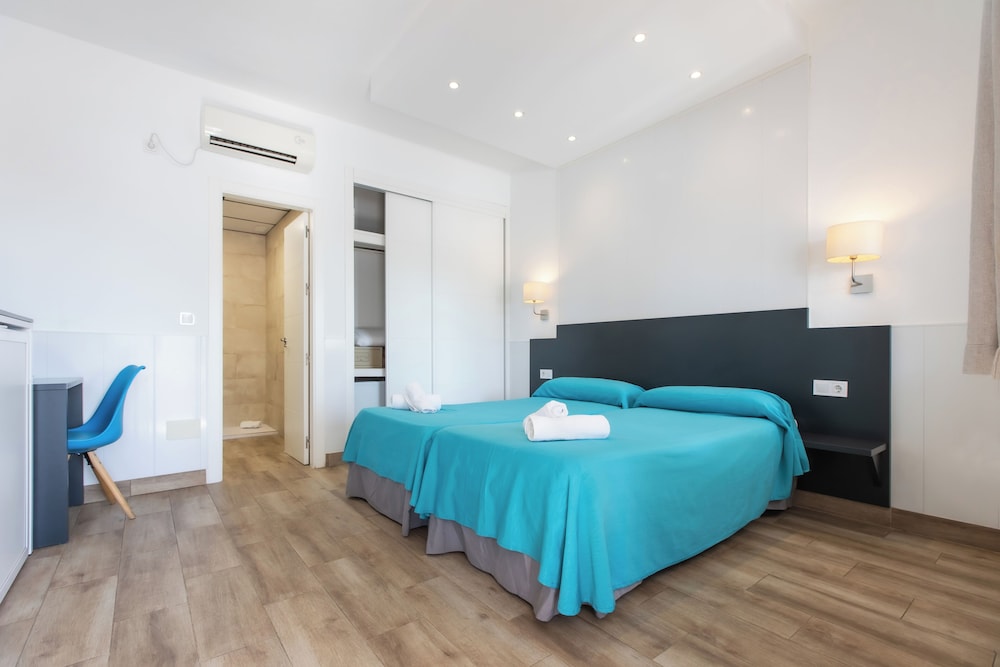 Standard Double Room with Free Airport Shuttle - Photo 11