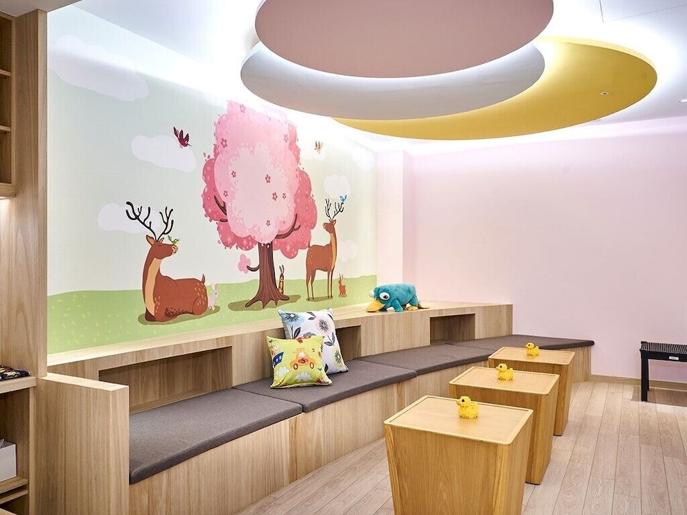Themed Family Room(cherry blossoms) - Photo 2