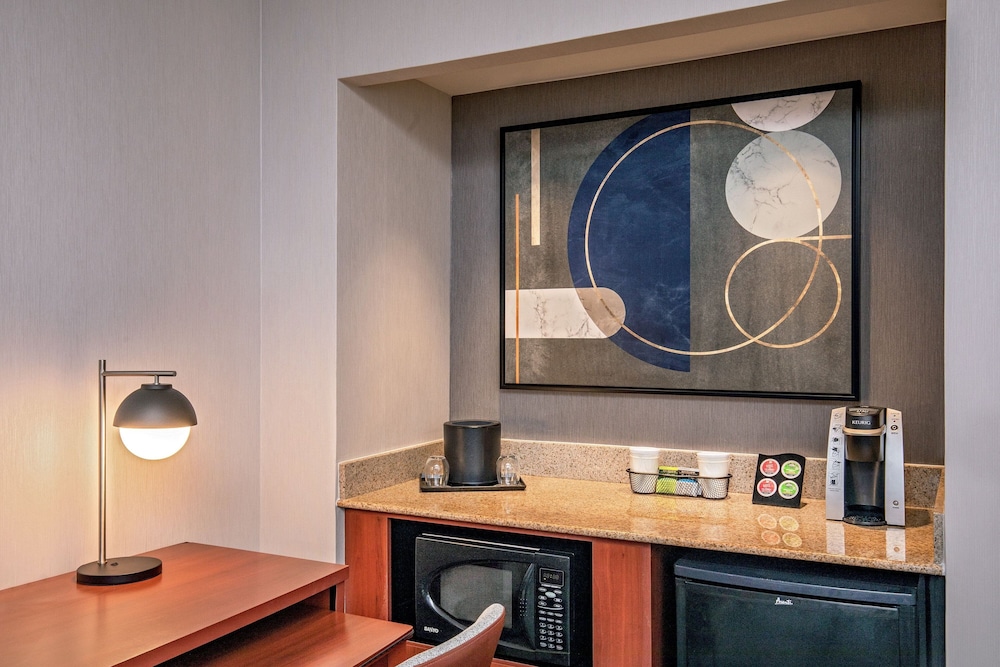 Suite, 1 Bedroom - Photo 2