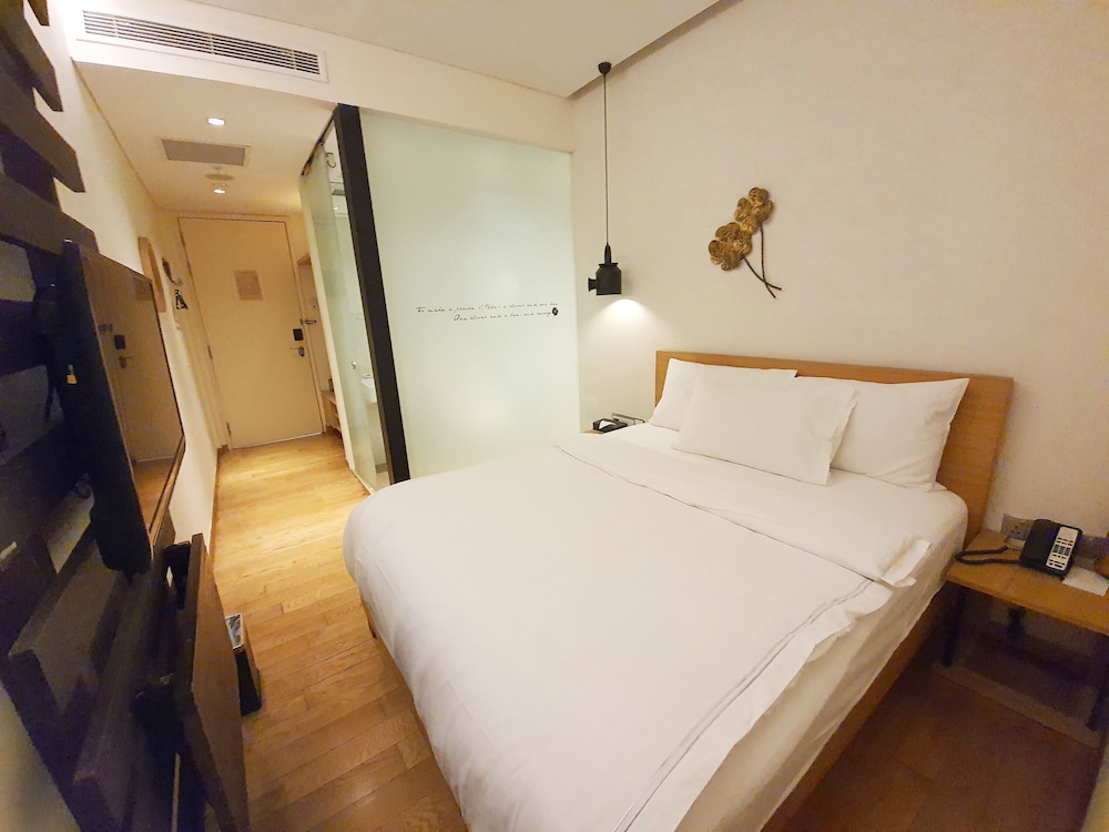 Superior Room, 1 Queen Bed, No Windows photo 2