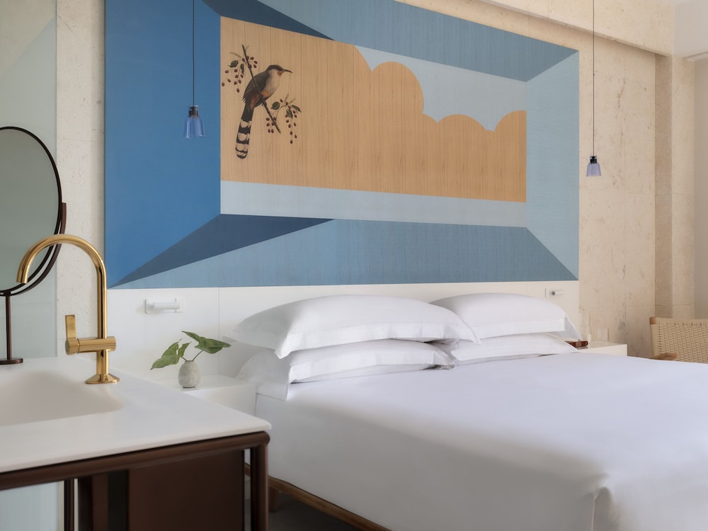 Room, 1 King Bed with Sofa bed, Balcony (Essential) - Photo 1