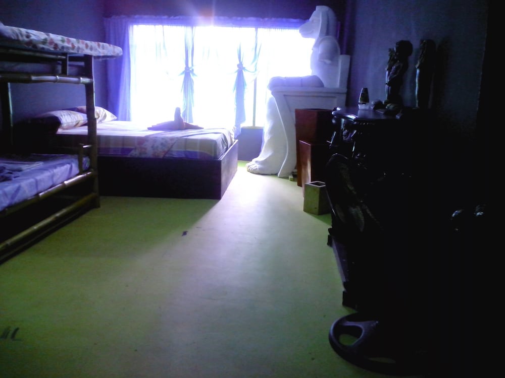 Family Room, Shared Bathroom photo 3