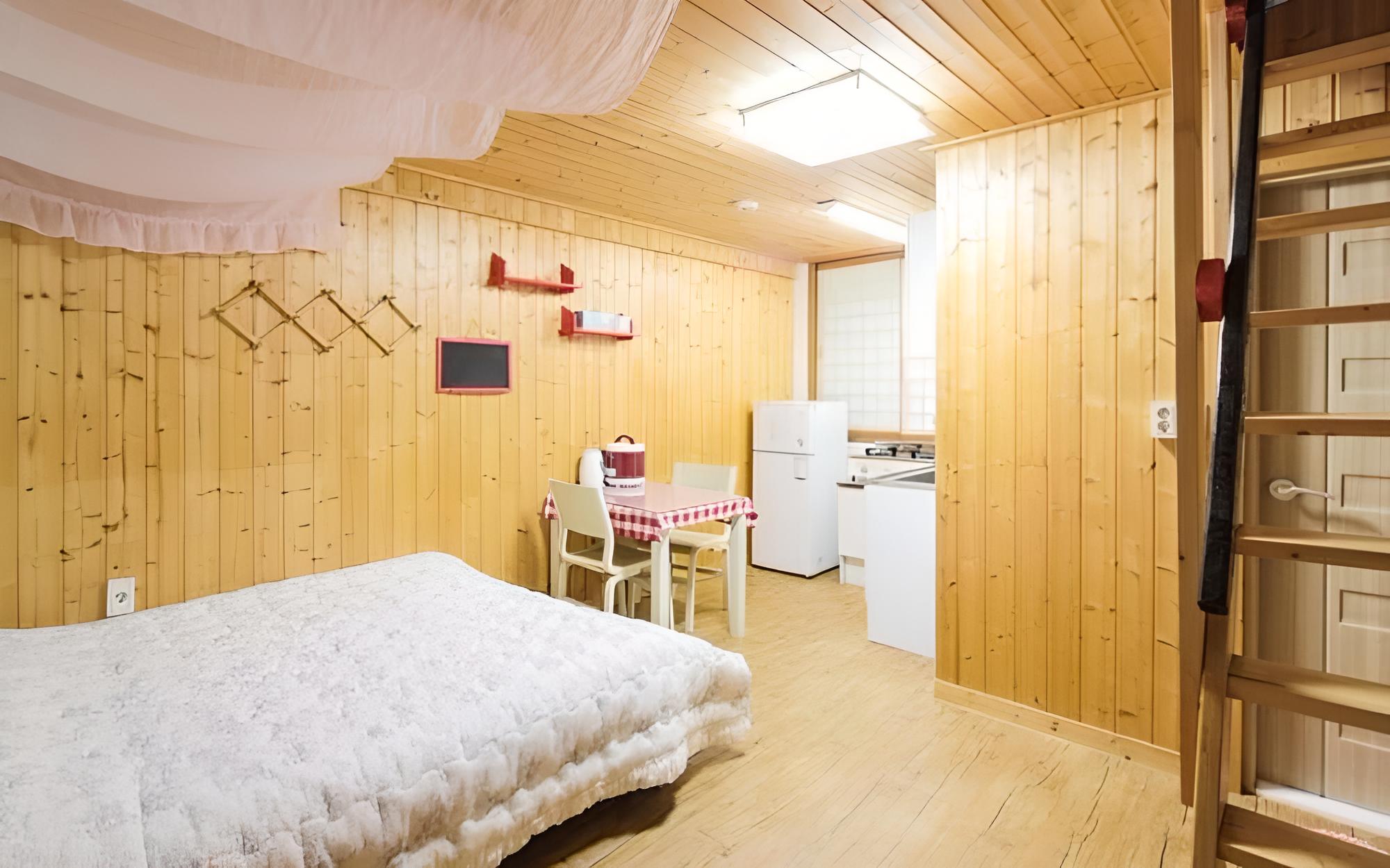 Room (Red Firefly) photo 2