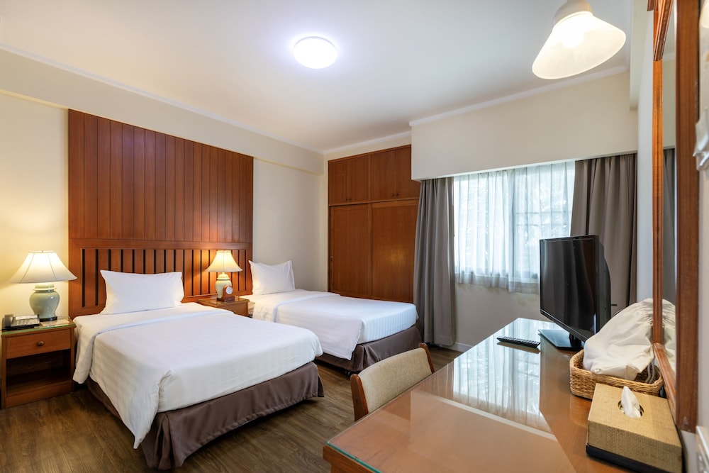 One bedroom suite photo 2