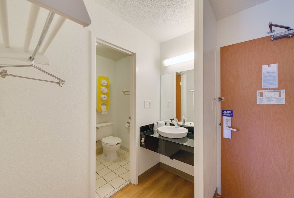 Standard Room, 1 King Bed, Non Smoking - Photo 5