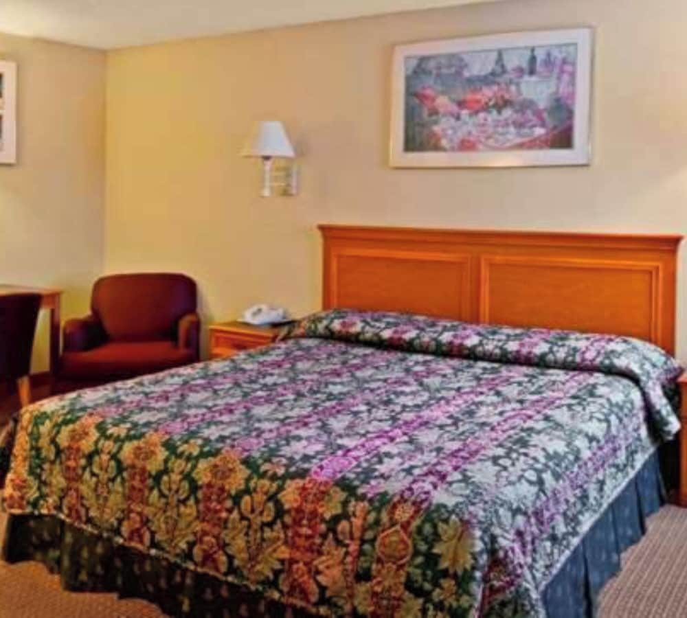 Room, 1 King Bed, Smoking photo 2
