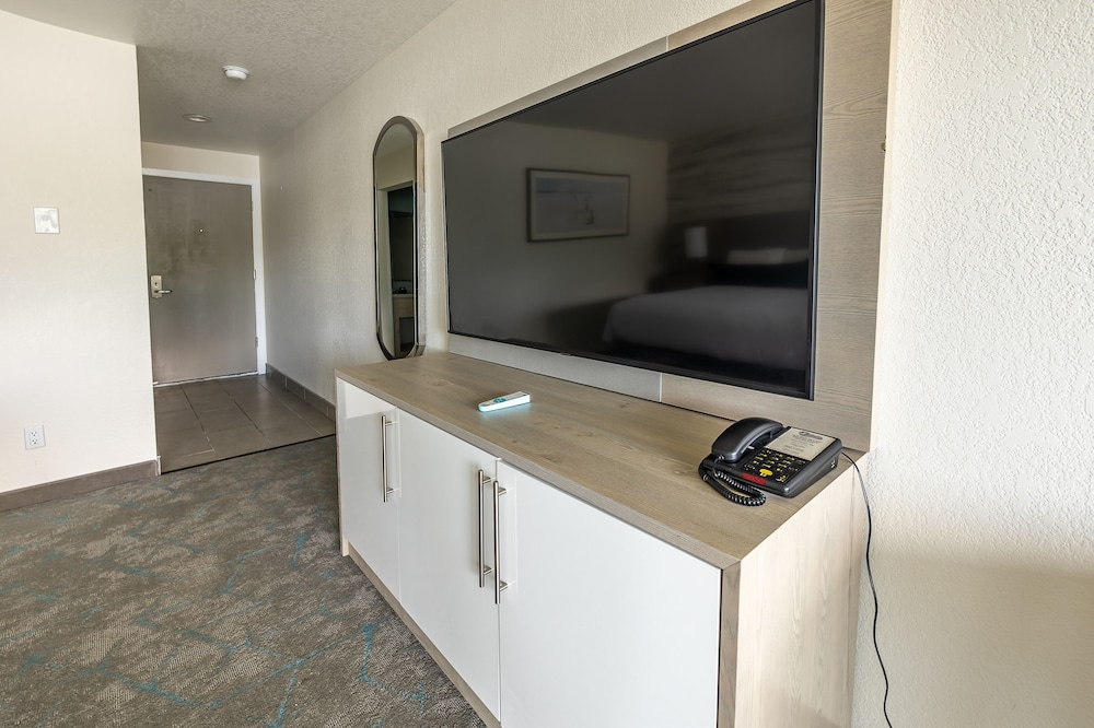 Deluxe Room, 1 King Bed, River View photo 3