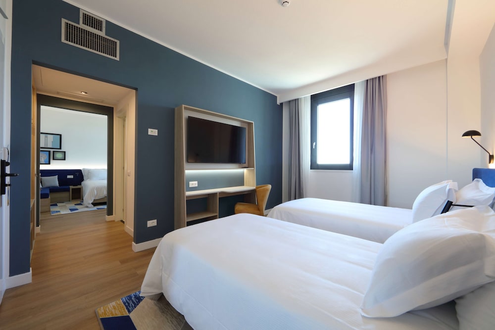 Room, 1 King Bed, Corner photo 1