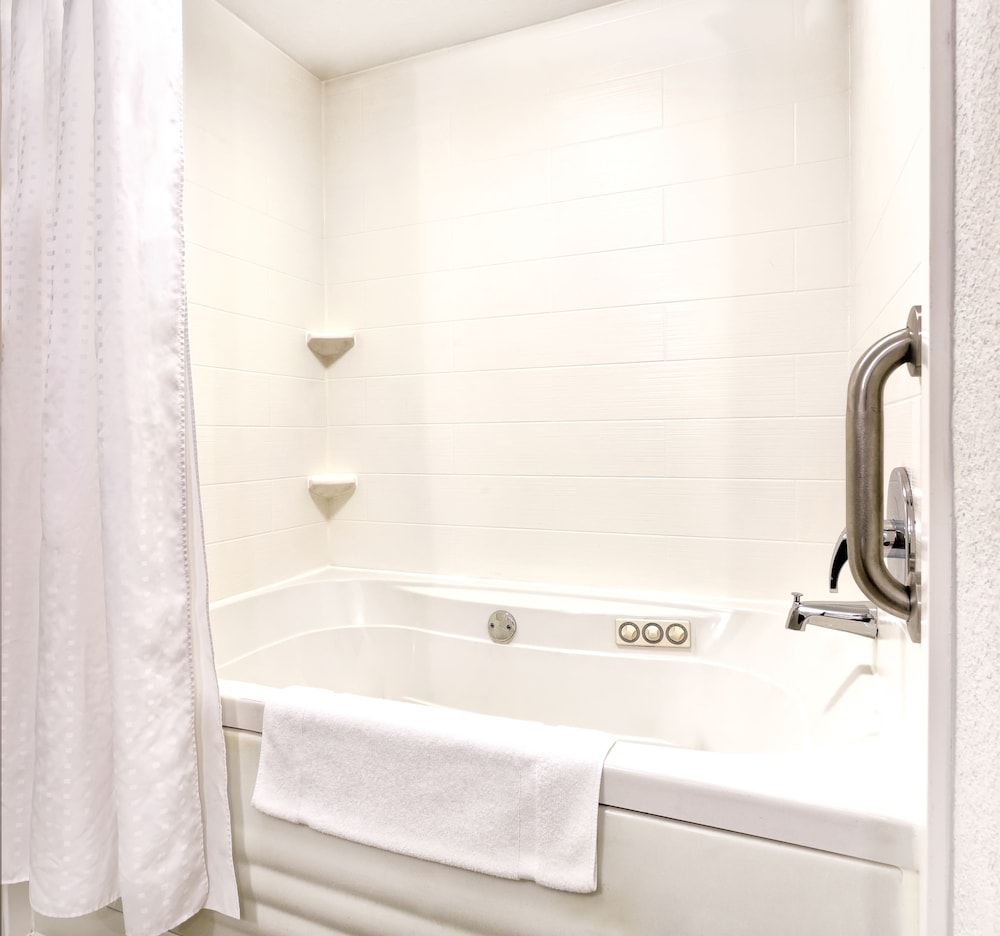 Suite, 1 King Bed - Photo 3