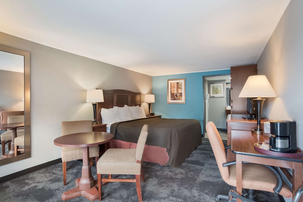 Standard Room, 1 King Bed, Non Smoking - Photo 1