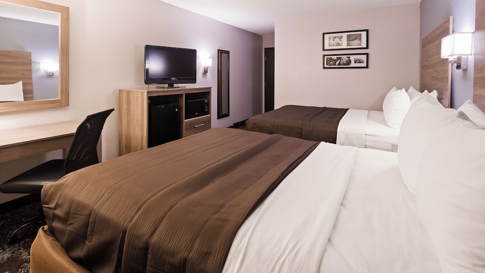 Standard Room, 2 Queen Beds, Non Smoking, Refrigerator & Microwave photo 3