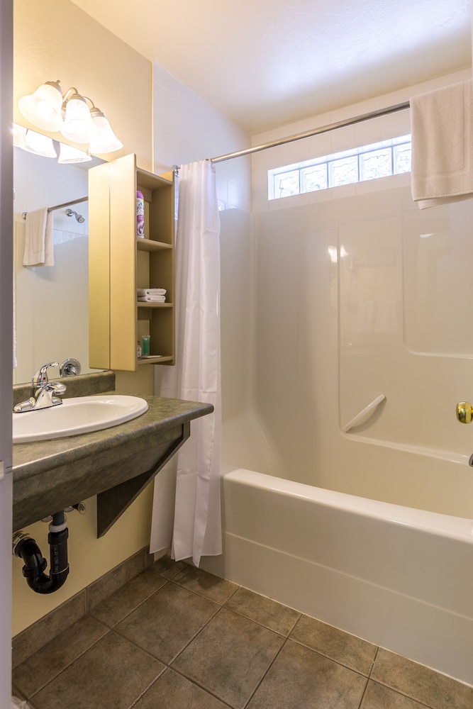 Standard Room, 2 Queen Beds, Kitchenette, Marina View (204) photo 3