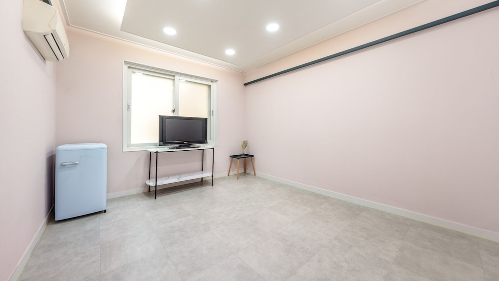 Basic Room, 1 Bedroom (Hill 6 (Mountain View / BBQ))