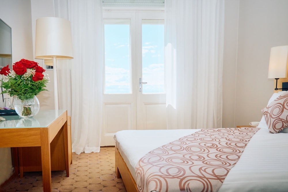 Deluxe Double Room, 1 Double Bed, Balcony, Sea View - Photo 2