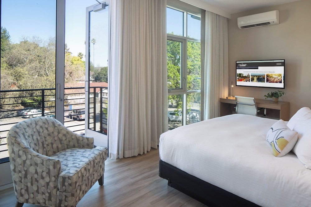 Standard Room, 1 King Bed (Classic King) - Photo 5
