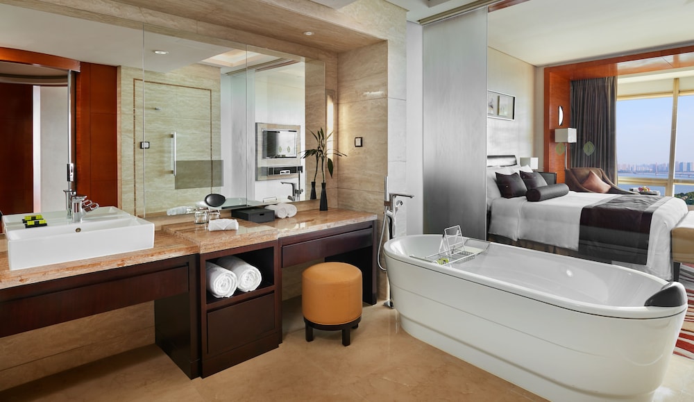 Premium Room, 1 King Bed, Accessible, River View (Upgraded, Club Lounge Access)