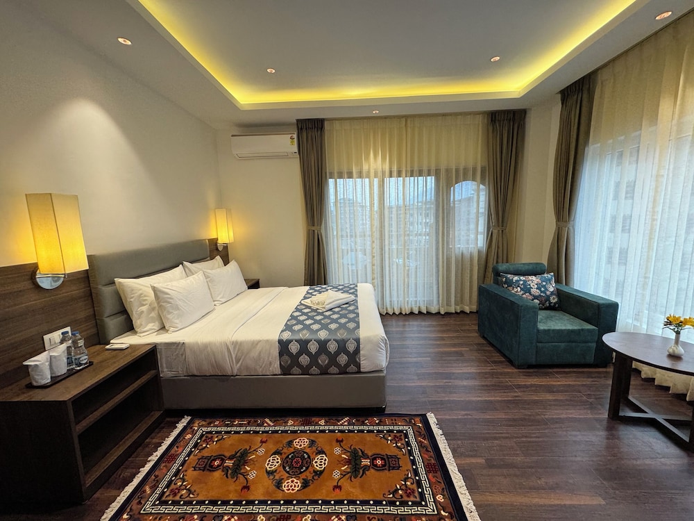 Comfort Suite, 1 Queen Bed, Balcony, City View photo 3