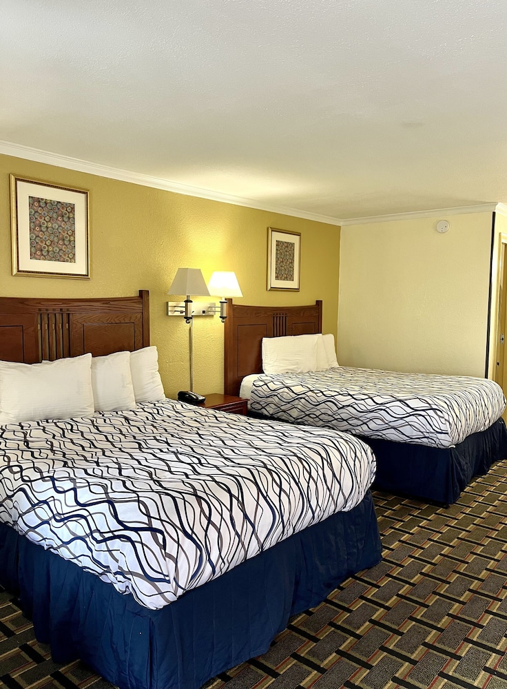 Single Room, 2 Queen Beds photo 3