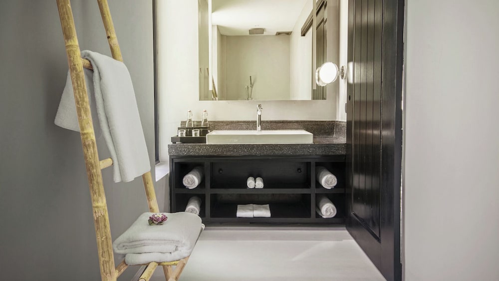 Deluxe King Pool Access with Airport Pick-Up and Minibar photo 2