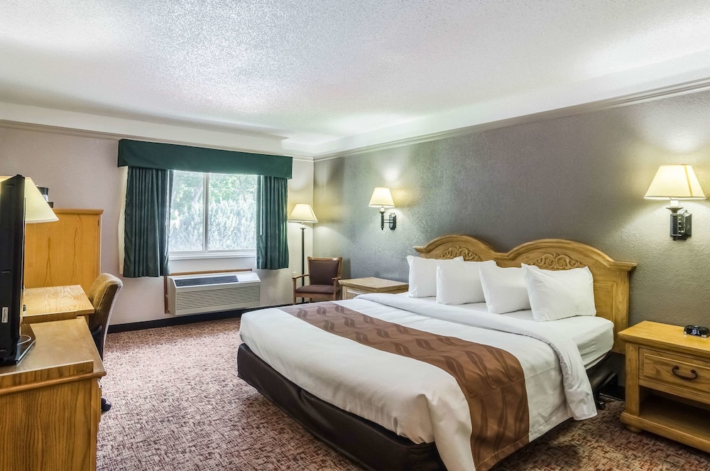 Standard Room, 1 King Bed, Non Smoking - Photo 1