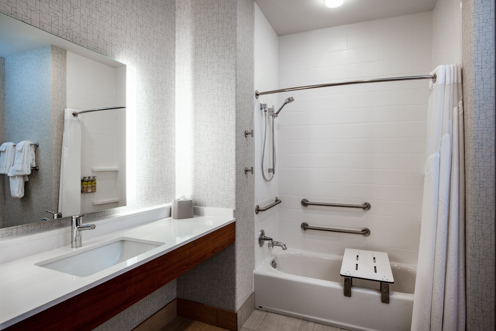Room, 1 King Bed, Accessible (Comm, Mobility, Access Tub) - Photo 8