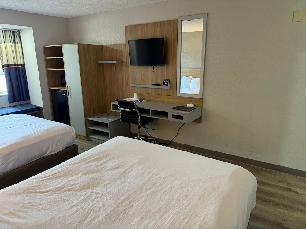 Standard Room, 2 Queen Beds, Microwave, Fridge photo 1