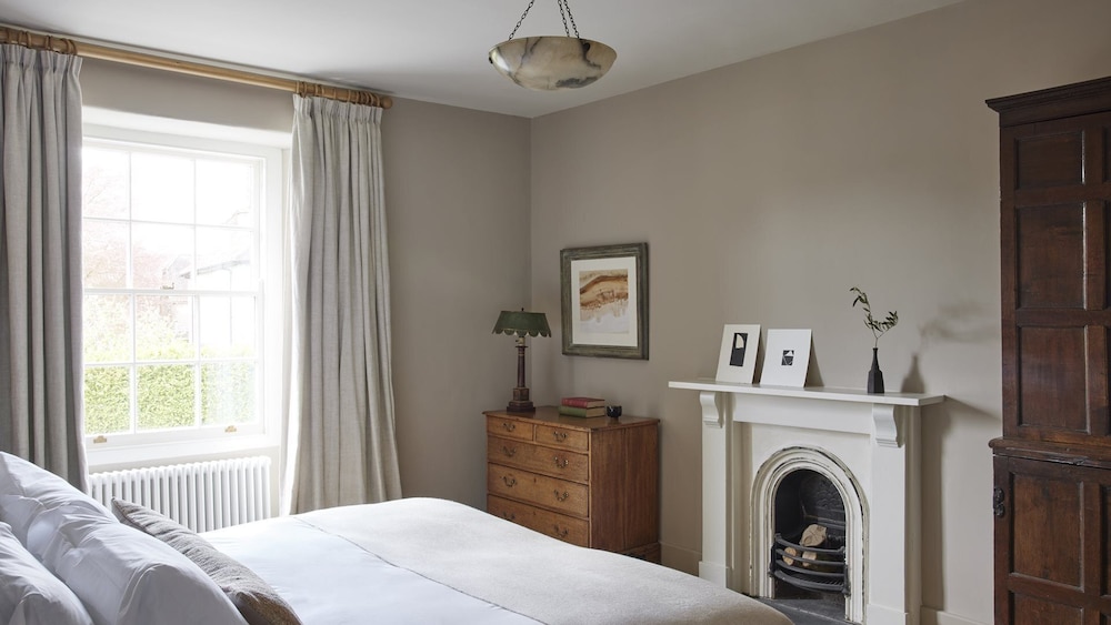 Manor House Drive photo 2