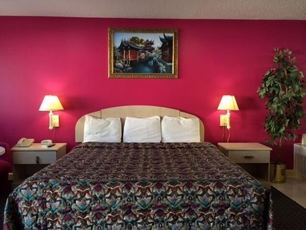 Basic Room, 1 King Bed, Non Smoking photo 2
