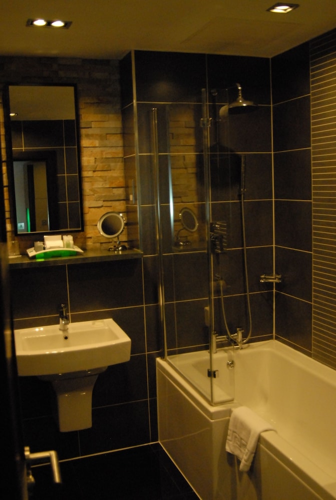 Suite, 2 Bedrooms - Photo 4