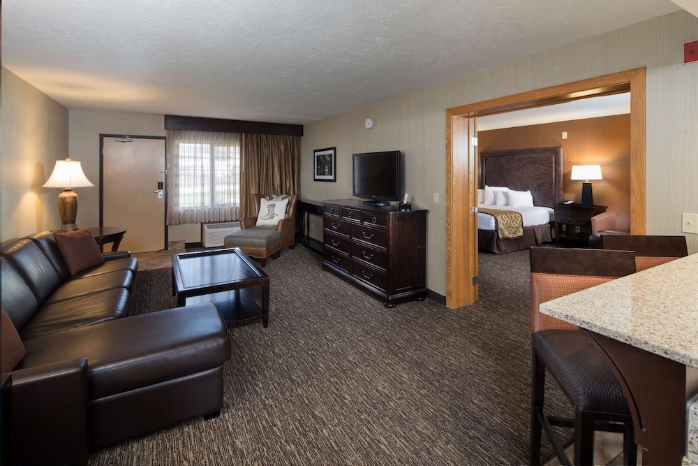Suite, 1 King Bed, Non Smoking, Jetted Tub photo 3
