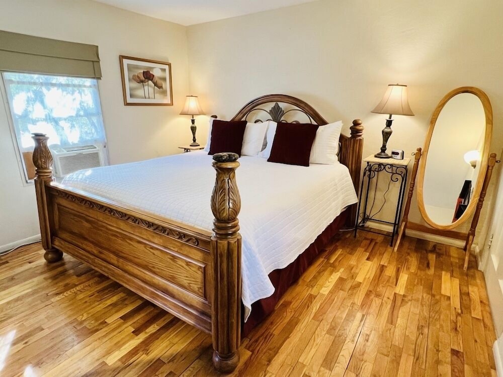 4-Gold Hill Suite