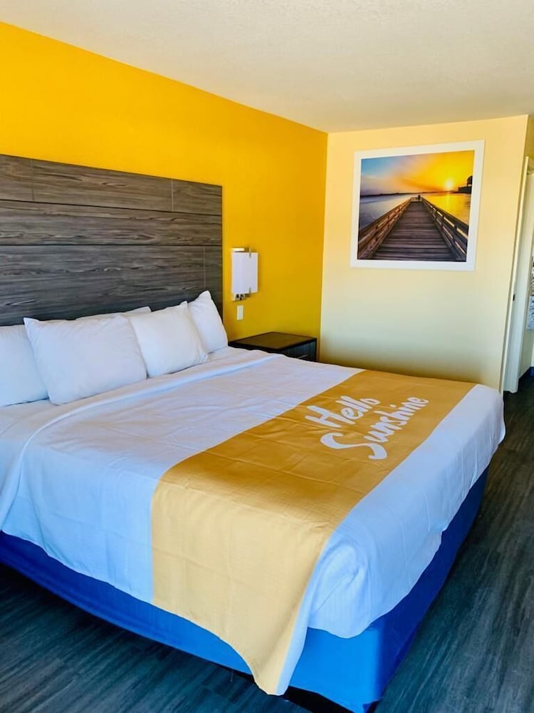 Room, 1 King Bed, Accessible, Non Smoking (Mobility) photo 3