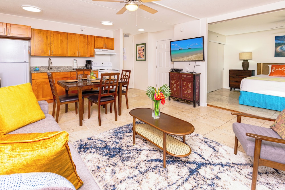 High Floor Ocean View Condo (King Bed and Parking): Condo, 1 Bedroom, Ocean View (0098) photo