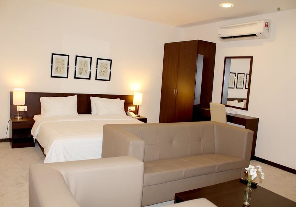 Executive Suite - Photo 5