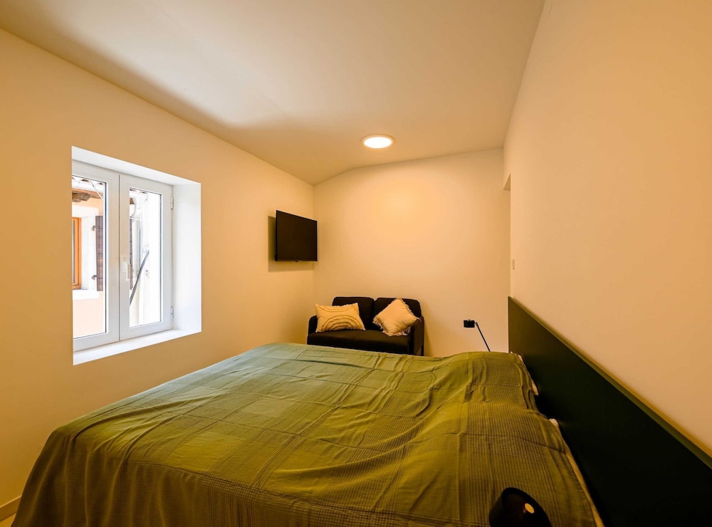 Studio (Studio Apartment)