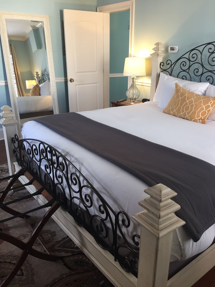 Signature Room, 1 King Bed with Sofa bed, Non Smoking (McGuire Suite) photo 2
