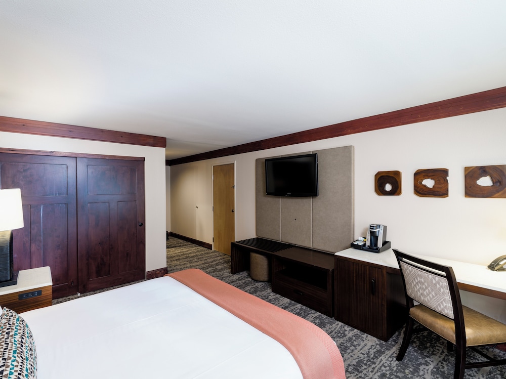 Deluxe Room, 1 King Bed, Accessible photo 2