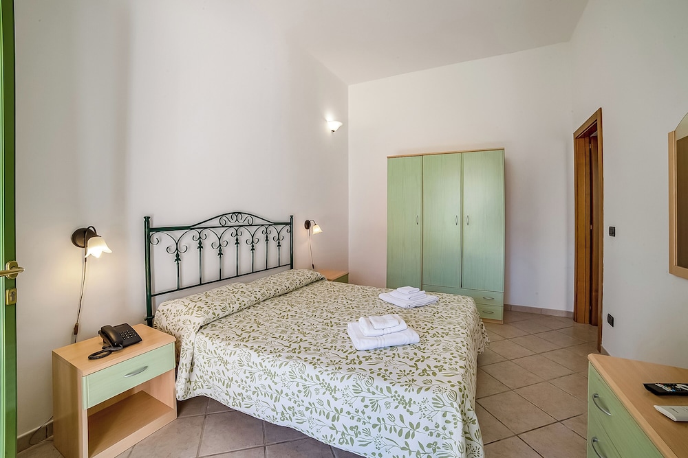 Family Apartment, Multiple Bedrooms (Borgo Primizia B5 Pool And Sea)
