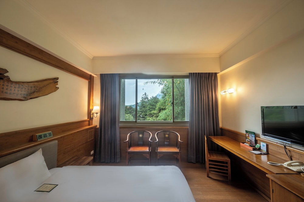 Signature Suite, 1 Queen Bed, Mountain View photo 2